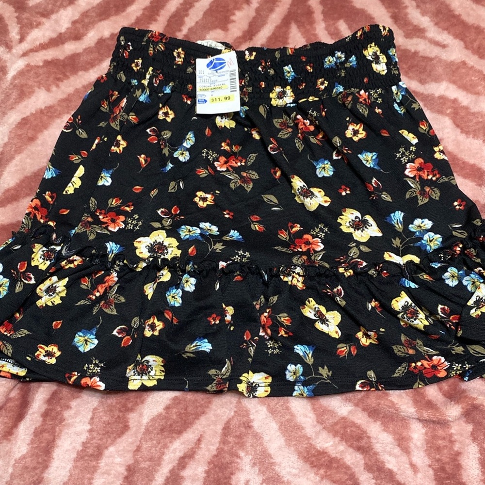 NWT size medium skirt